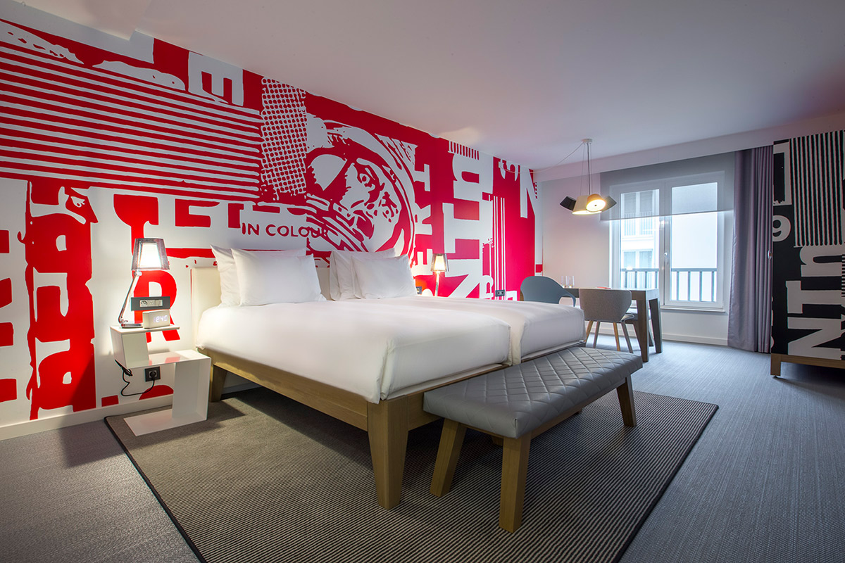 Decoração do quarto do hotel Radisson Red