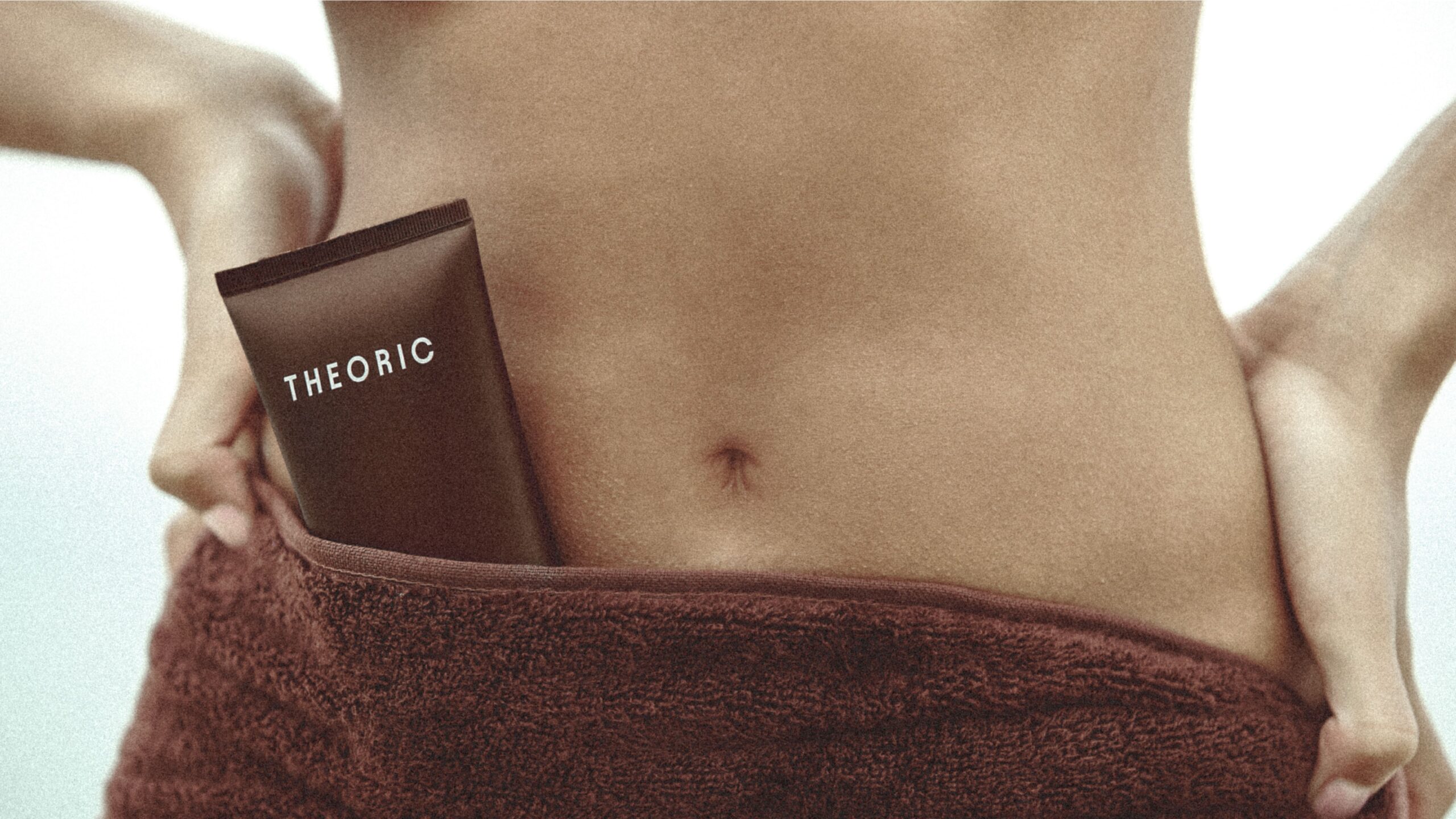 foto da campanha theoric, com uma mulher de toalha